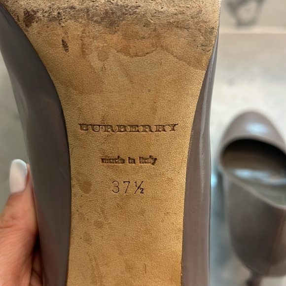 Authentic Burberry Smokey grey pumps - Picture 4 of 4